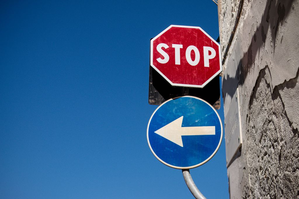 Straßenschilder: Links abbiegen und STOP