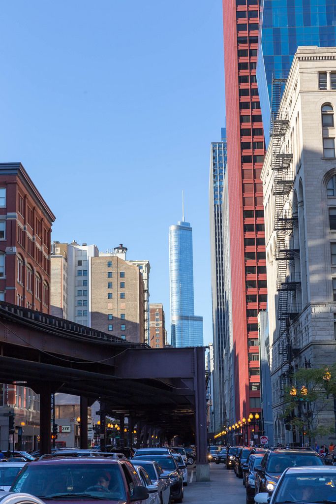 Straßenverkehr in Chicago mit dem Trump International Hotel & Tower im Hintergrund