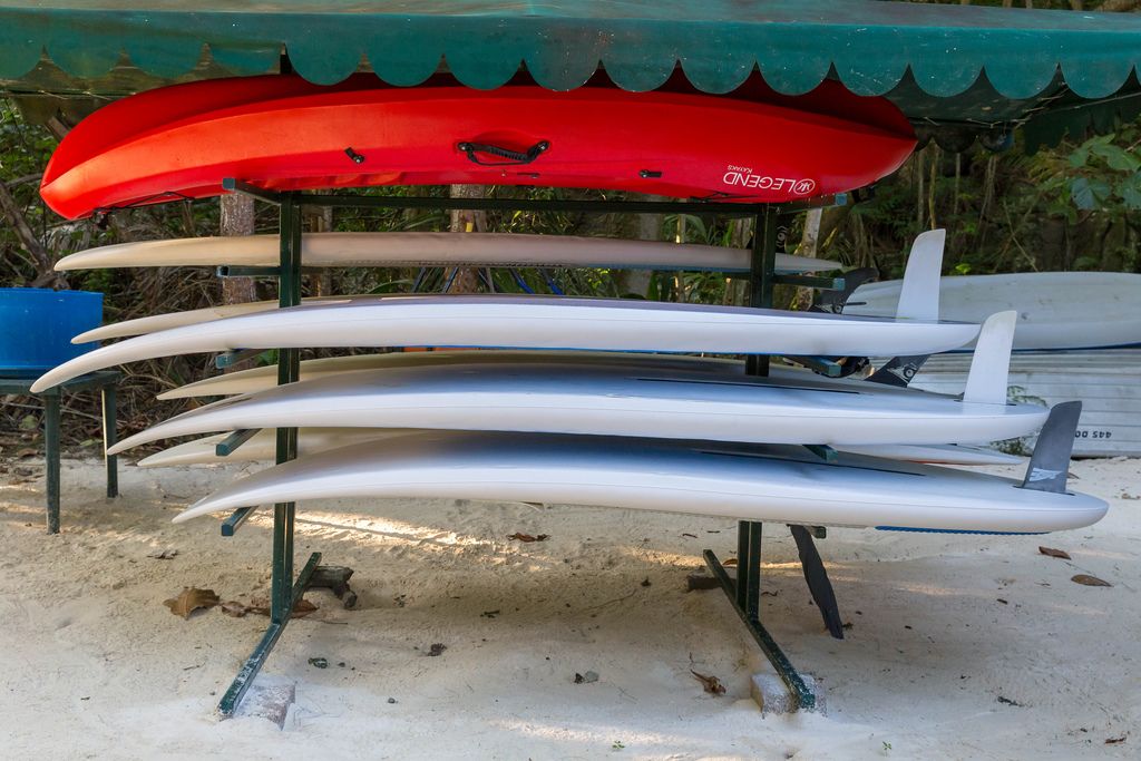 Surfboards liegend auf einem Ständer am weißen Sandstrand auf den Seychellen