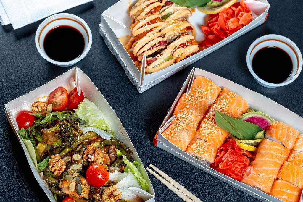 Sushi Rainbow Dragon und Philadelphia Boxen mit einem Vegetarischem Salat und Sojasoße
