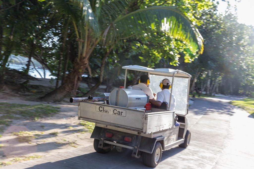 Swingfog-Thermalnebelgerät auf Club Car des Constance Ephelia Resorts, zur Moskito- und Insektenbekämpfung auf den Seychellen