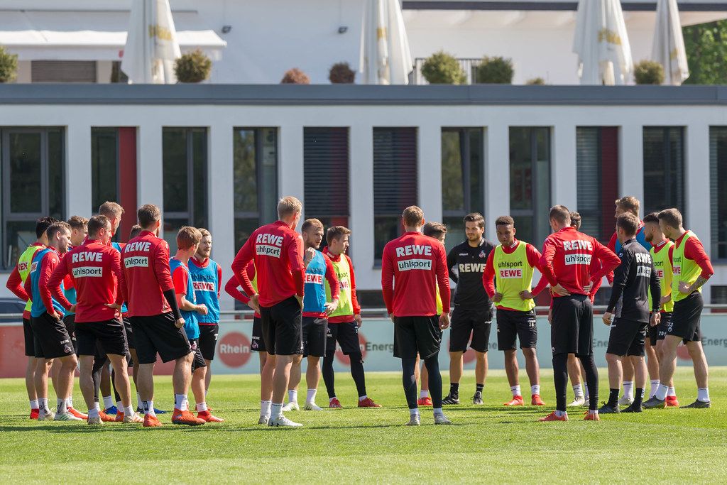 Teambesprechung mit der ganzen Fußballmannschaft des 1. FC Kölns und dem neuem Trainer André Pawlak