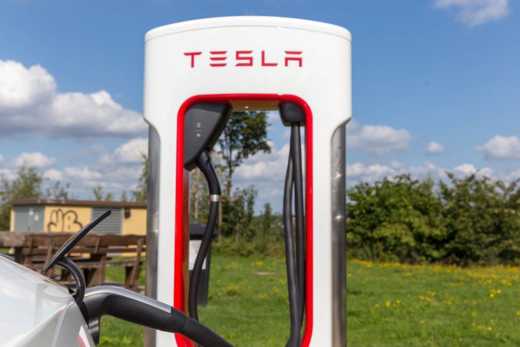 Mega-Stau an Ladestation: Video von wartenden Teslas geht viral