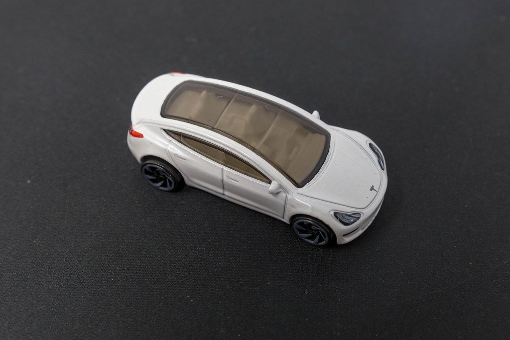 Tesla Model 3 mit Glasdach, als Hot Wheels Spielzeugauto der Spielzeugfirma Mattel