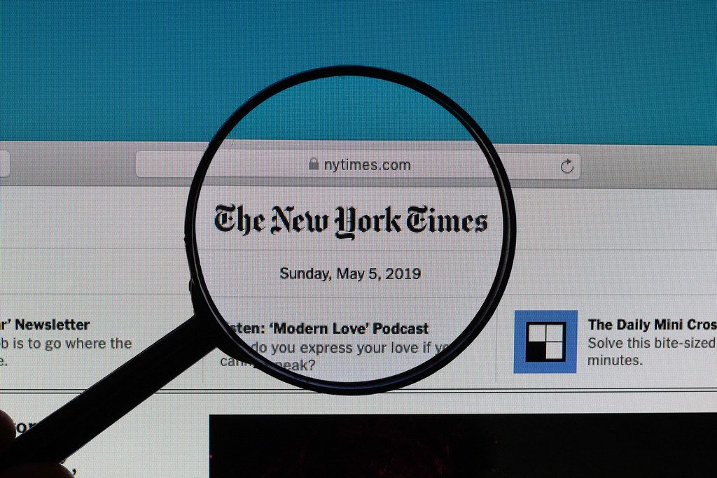 The New York TImes logo under magnifying glass - Creative Commons Bilder