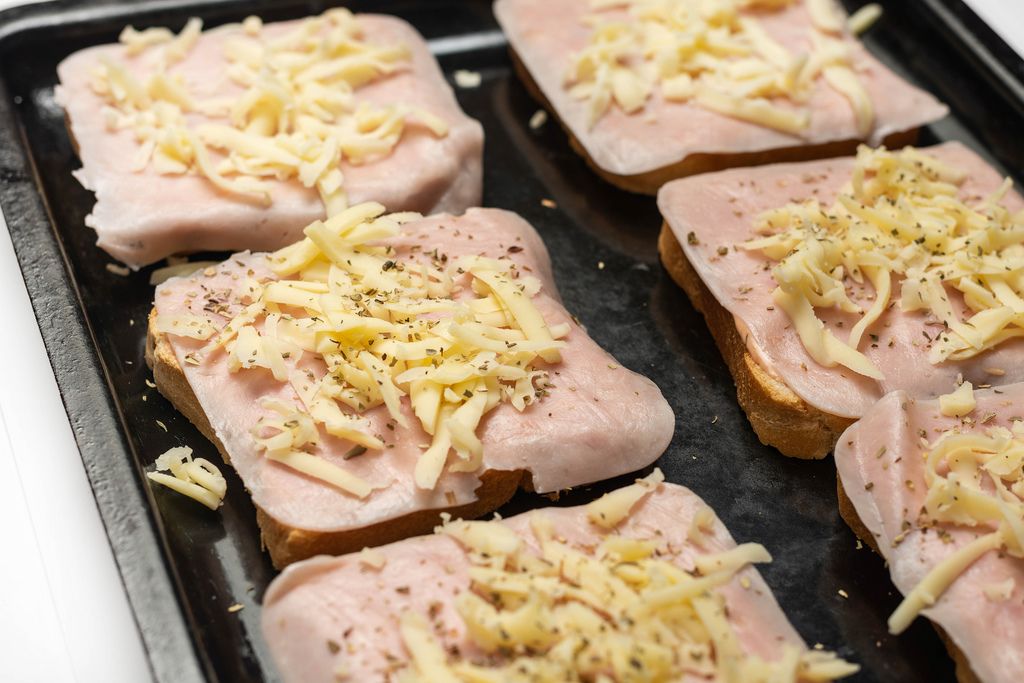 Toast Sandwiches prepared for baking - Creative Commons Bilder