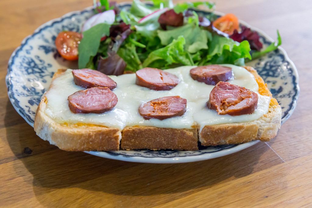 Toasts with Cheese, Salsiccia and salad