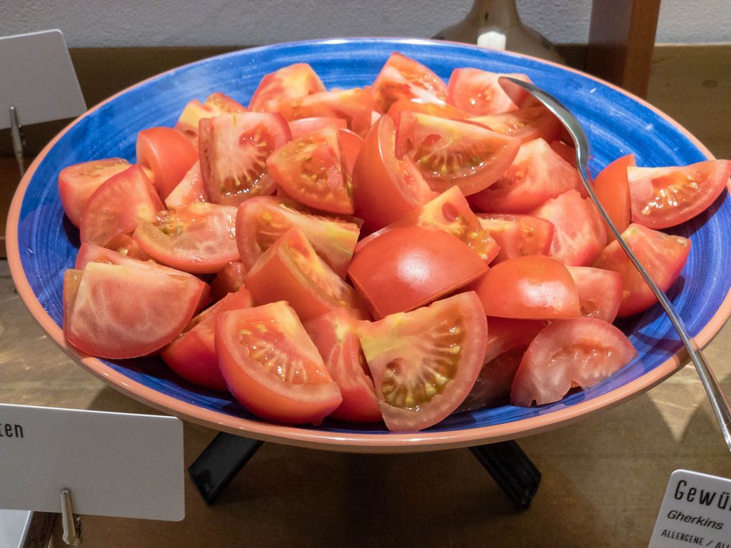 Tomatenstücke auf einem Teller an einem Buffet