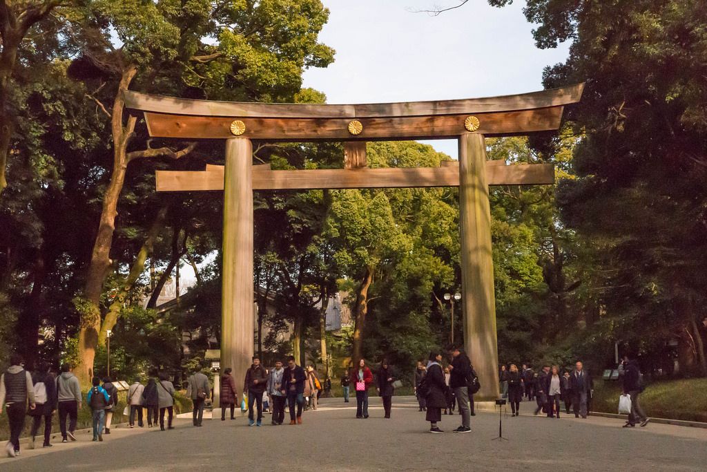 Torii: Japanischer Bogen vor Eingang eines Tempels