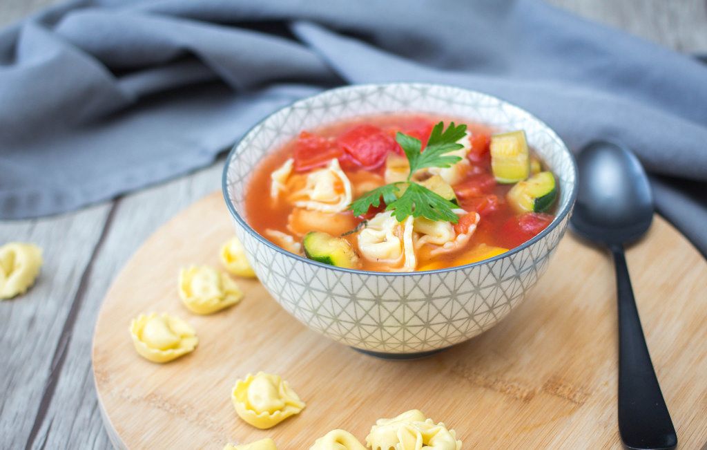 Tortellini-Suppe mit Tomaten und Zucchini - Creative Commons Bilder