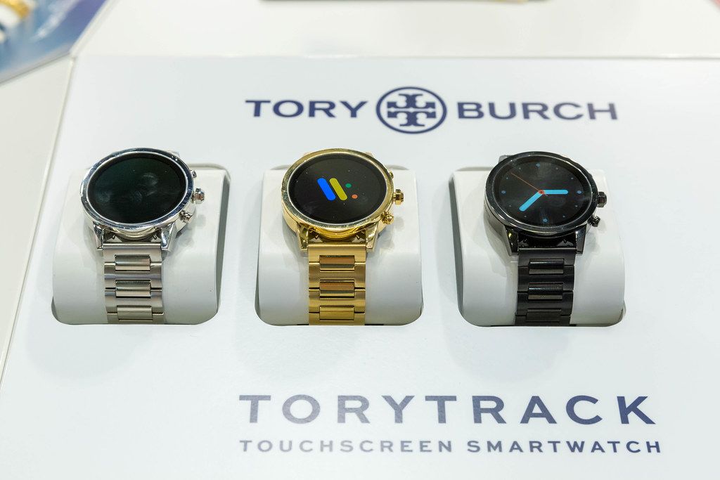 Tory Burch: ToryTrack Smartwatch mit Touchscreen in verschiedenen Farben -  Creative Commons Bilder