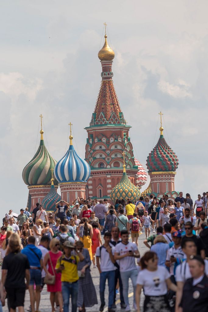 Touristen am Roten Platz mit der Basilius-Kathedrale im Hintergrund