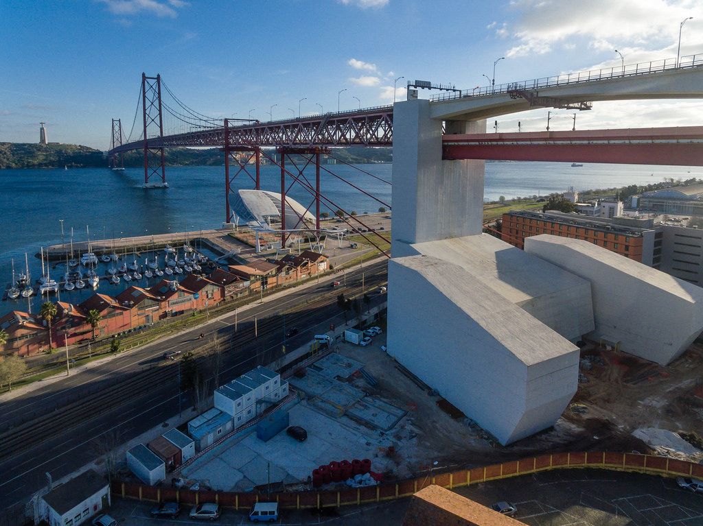 Tragpfeiler der Hängebrücke Ponte 25 de Abril in Lissabon, Portugal (Drohnenfoto)