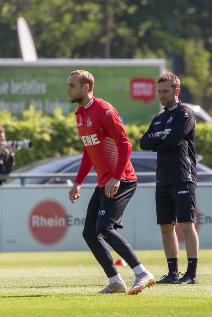 Trainer André Pawlak beobachtet Marcel Risse und andere Spieler auf dem Platz, bei seinem ersten Fußballtraining mit dem 1. FC Köln