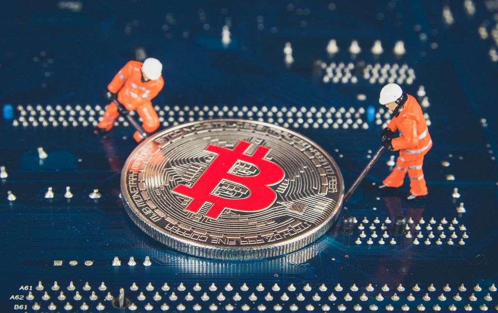 Two miners and Bitcoin on a Mother board - Creative Commons Bilder