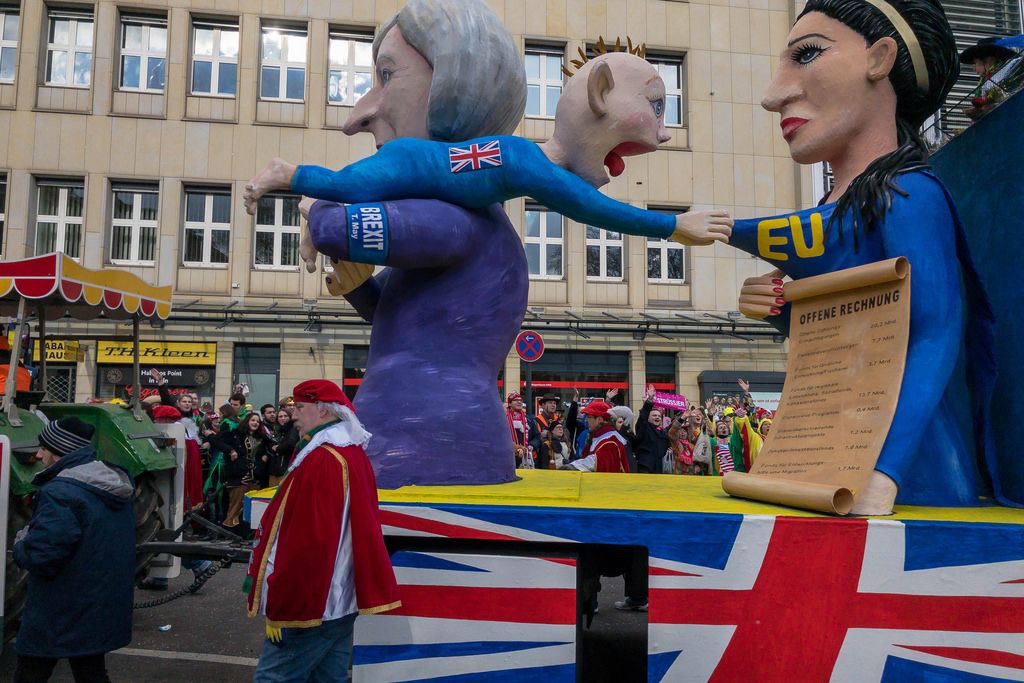 UK als Baby wird von T. May von der Mutter EU weg gezerrt - Kölner Karneval 2018