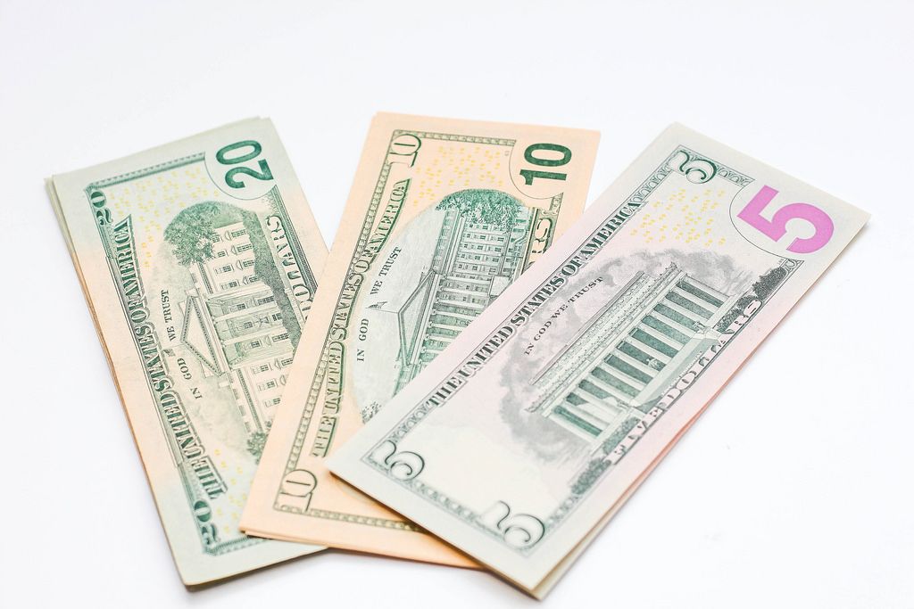 US Dollar Banknoten auf weißem Hintergrund