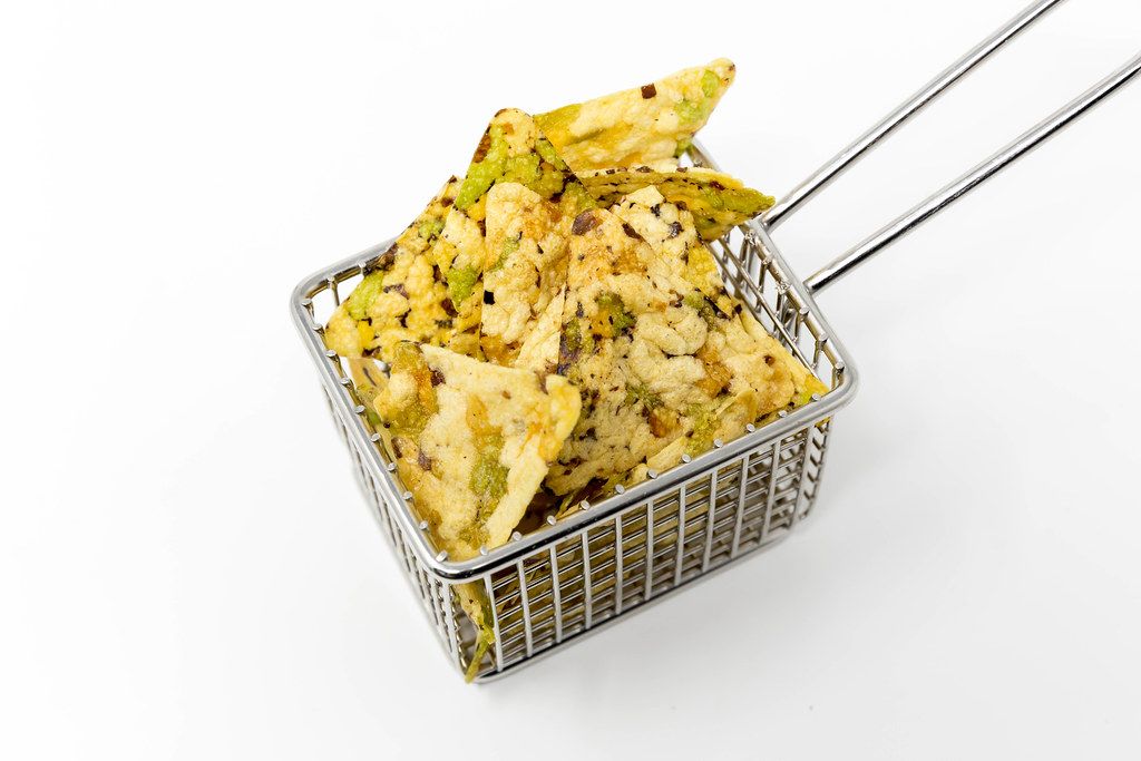 Vaya Bean Salt Snack by Zweifel, with peas, black beans, rice flour and chickpeas, as a healthy, vegan snack, in a small frying basket