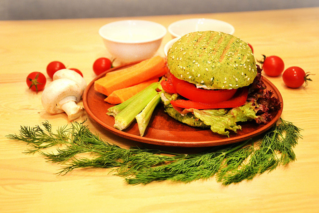 Vegan Burger mit rohem Gemüse