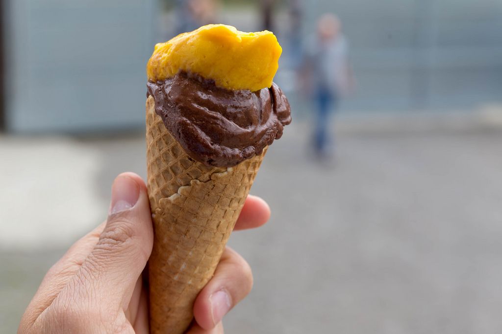 Vegan mango-cocoa ice cream by Nomoo
