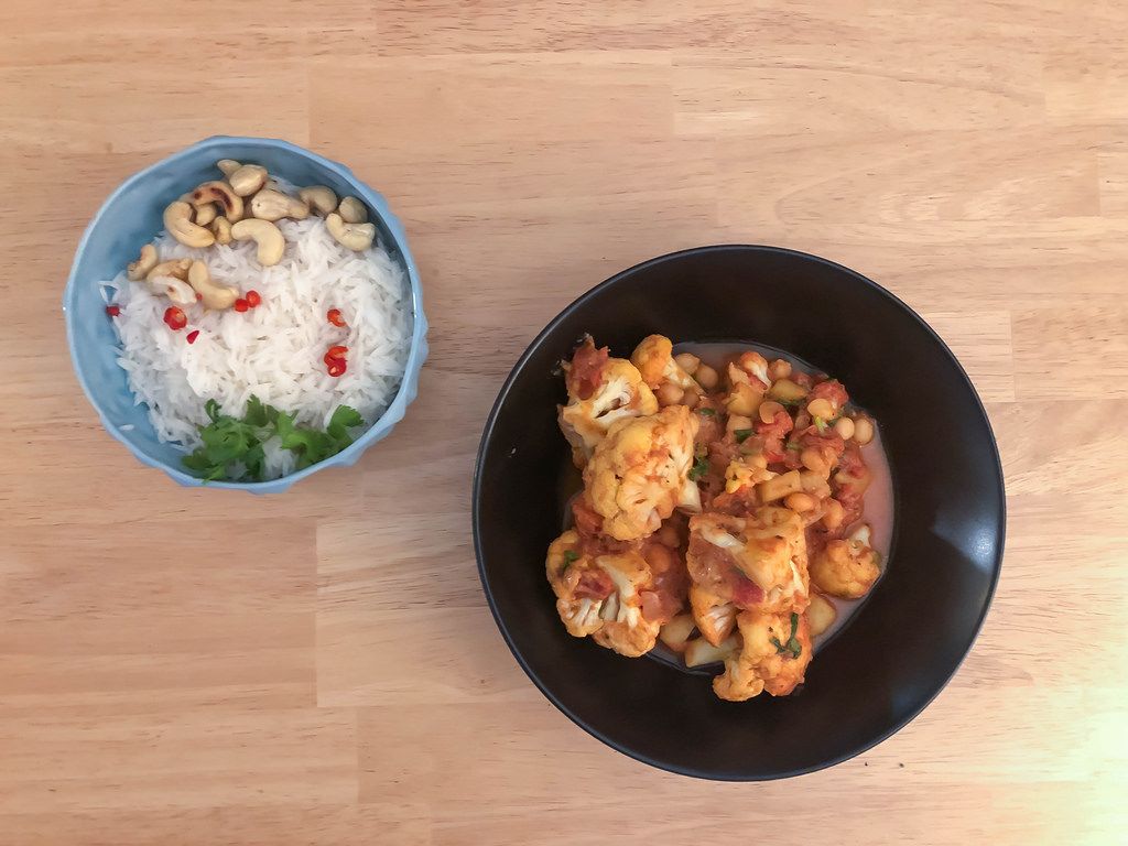 Veganer Blumenkohl-Curry und Reis mit Chili und Cashewnuss