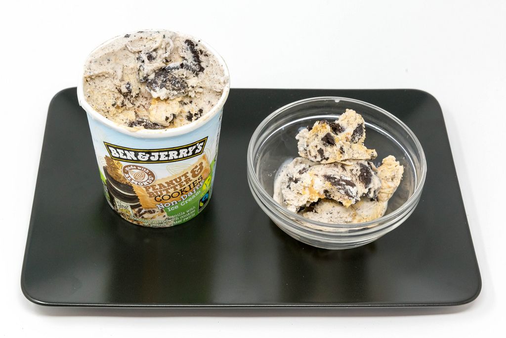 Veganes Ben and Jerrys Eiscreme, ohne Milch in der Geschmacksvariante Peanutbutter and Cookies in einem Schälchen mit Verpackung
