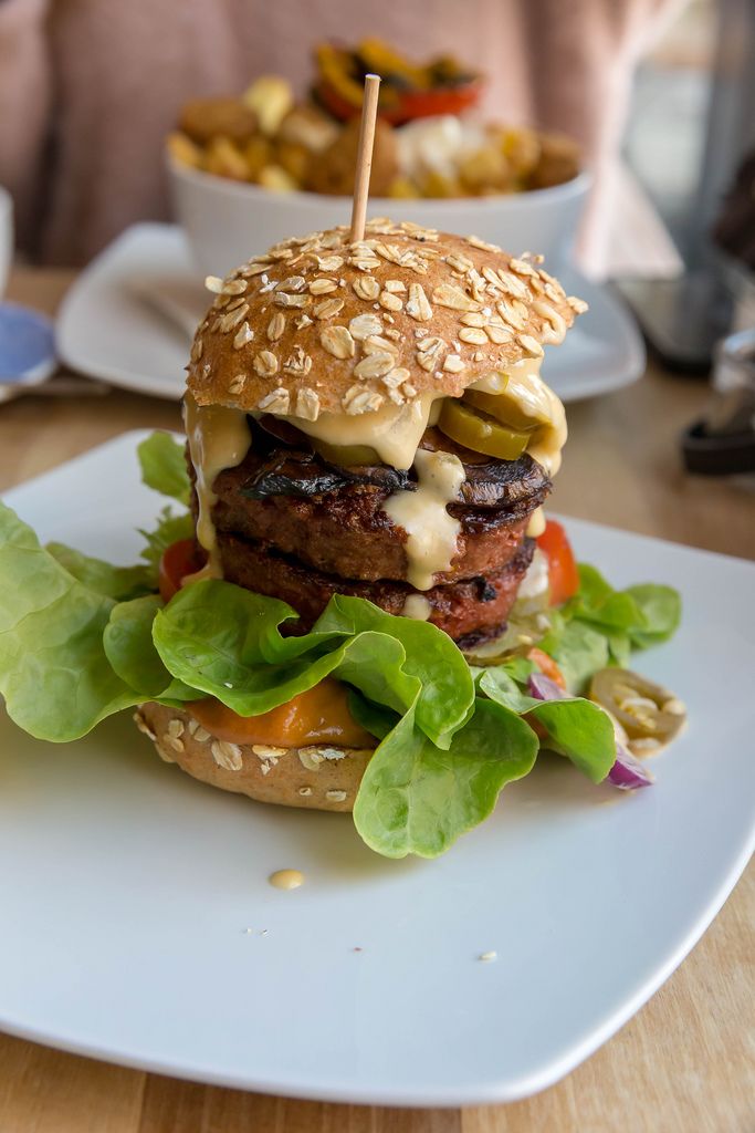 Veganes Beyond Meat Burger with Beyond Meat Patty, Ketchup Special, Salat, Gewürzgurken, Tomaten und Portobello-Pilz Bacon