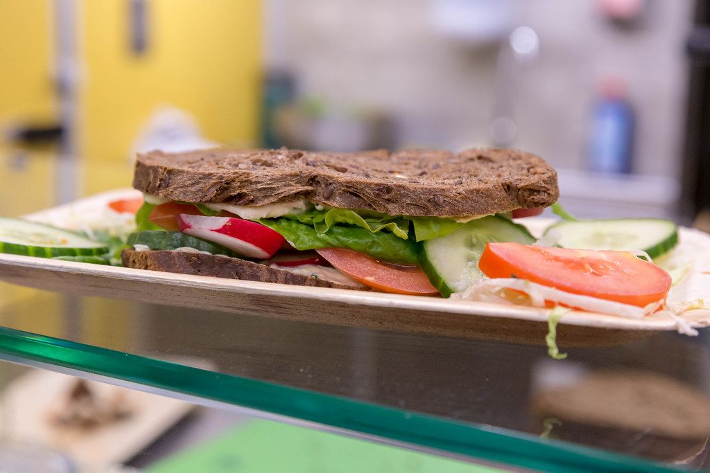 Vegetarisches Sandwich mit frisches Gemüse wie Gurke, Tomate, Rettich und Salat an der Fibo-Messe Köln