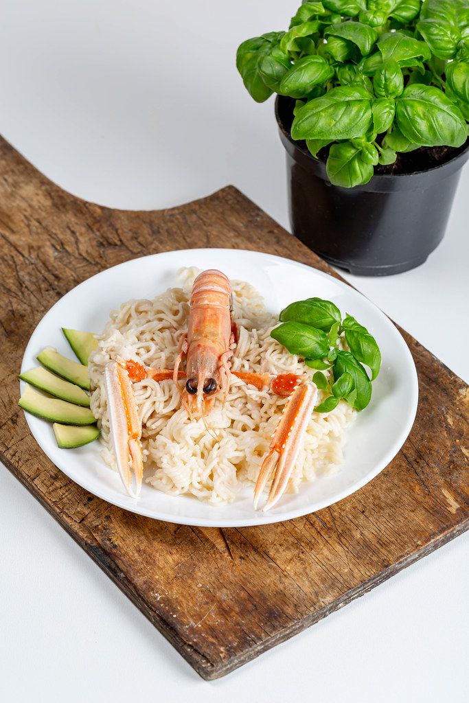 Vermicelli with avocado slices, basil and lobster