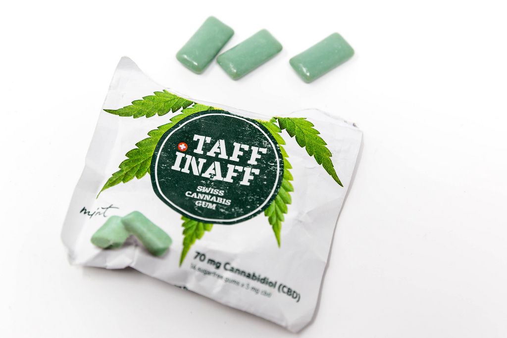 Verpackung von Taff Inaff Schweizer Kannabis-Kaugummi enthält CBD, mit grünen Kaugummis auf weißem Untergrund
