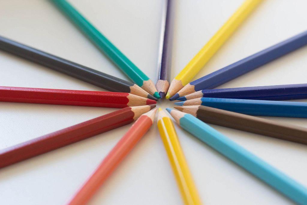 Verschiedenfarbige Bleistifte zeigen Richtung Zentrum