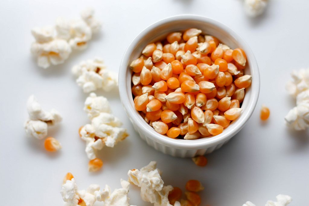 Verstreutes Popcorn und Mais in einer Schüssel