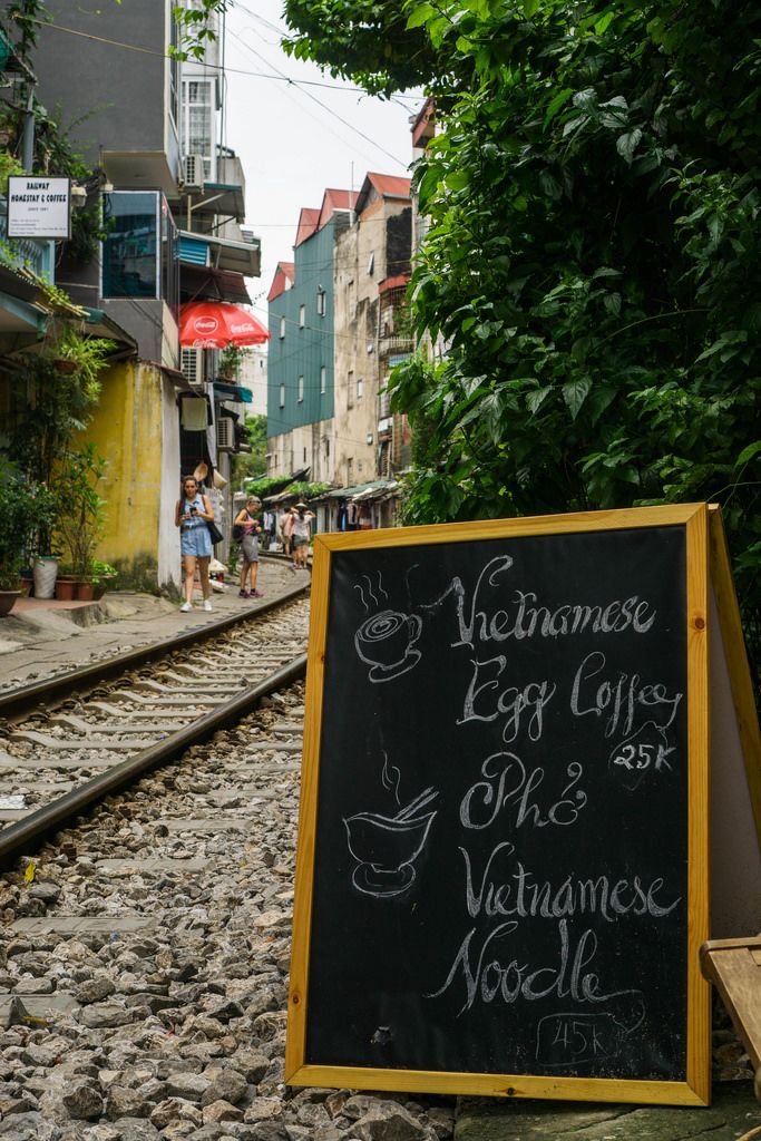 Vietnamesischen Cafe neben den Bahnschienen in Hanoi