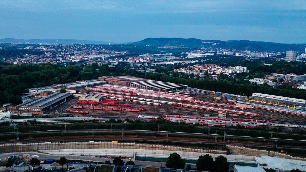 View of a Deutsche bahn hub / Ansicht einer deutschen Zugnabe