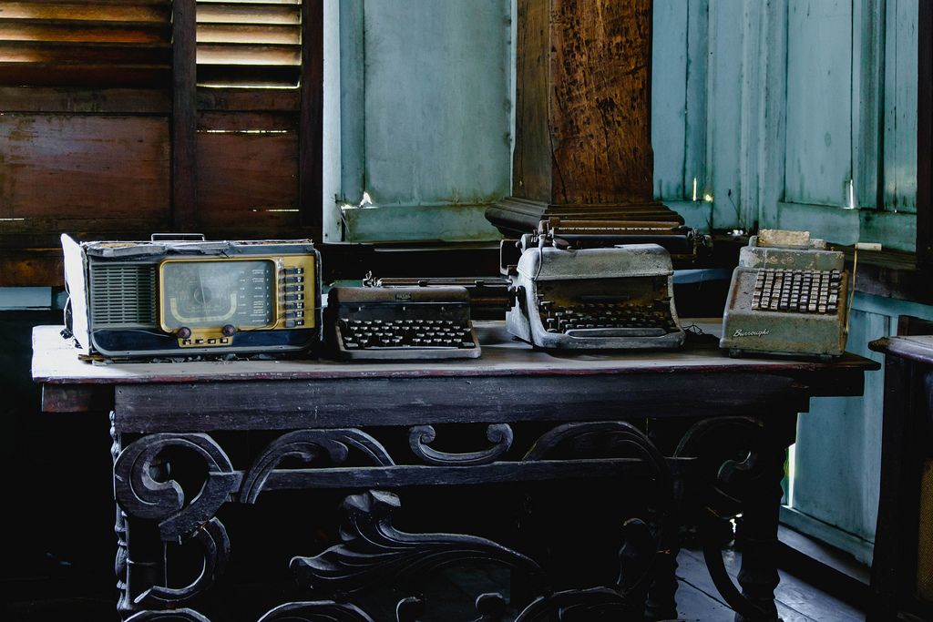 Vintage Schreibmaschinen und Radio auf Stahltisch