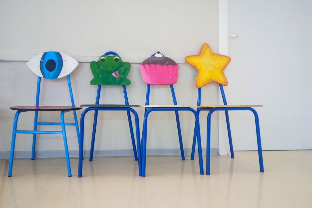 Von Kindern dekorierte Stühle in einem Klassenzimmer einer Schule
