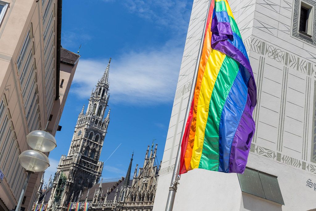 Vor dem alten Rathaus am Marienplatz weht die Symbolflagge der LGBTQ-Community während des Christopher Street Days in München