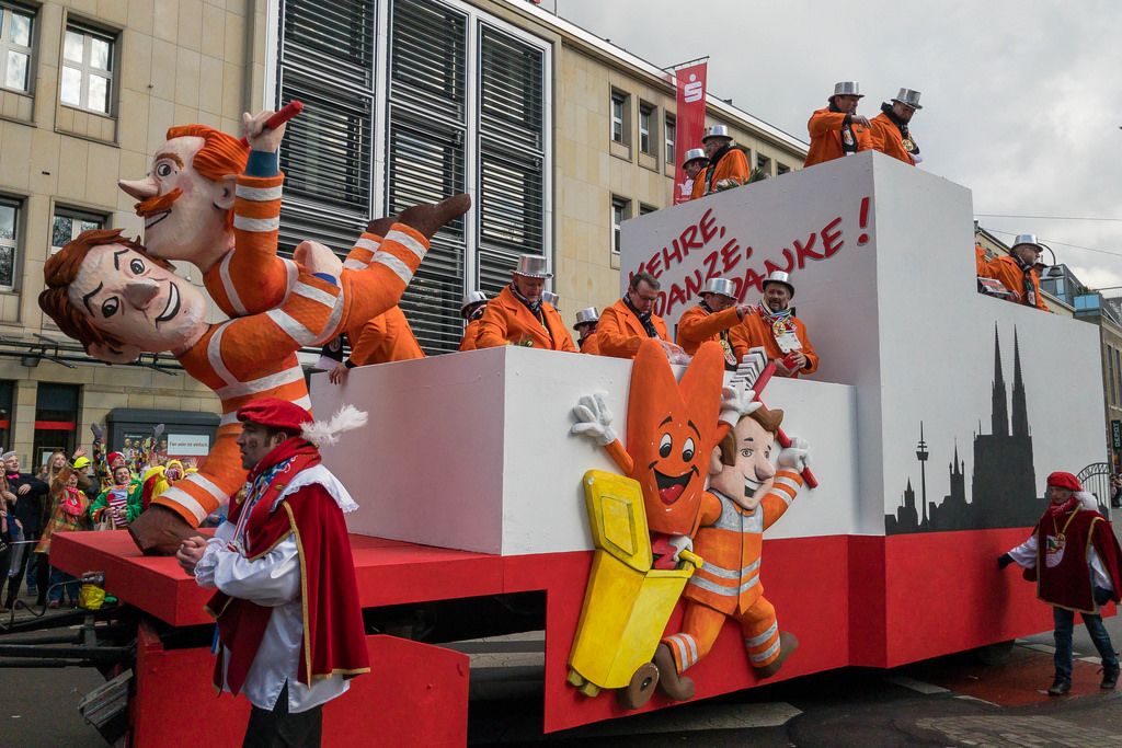 Wagen mit Müllmännern beim Rosenmontagszug - Kölner Karneval 2018