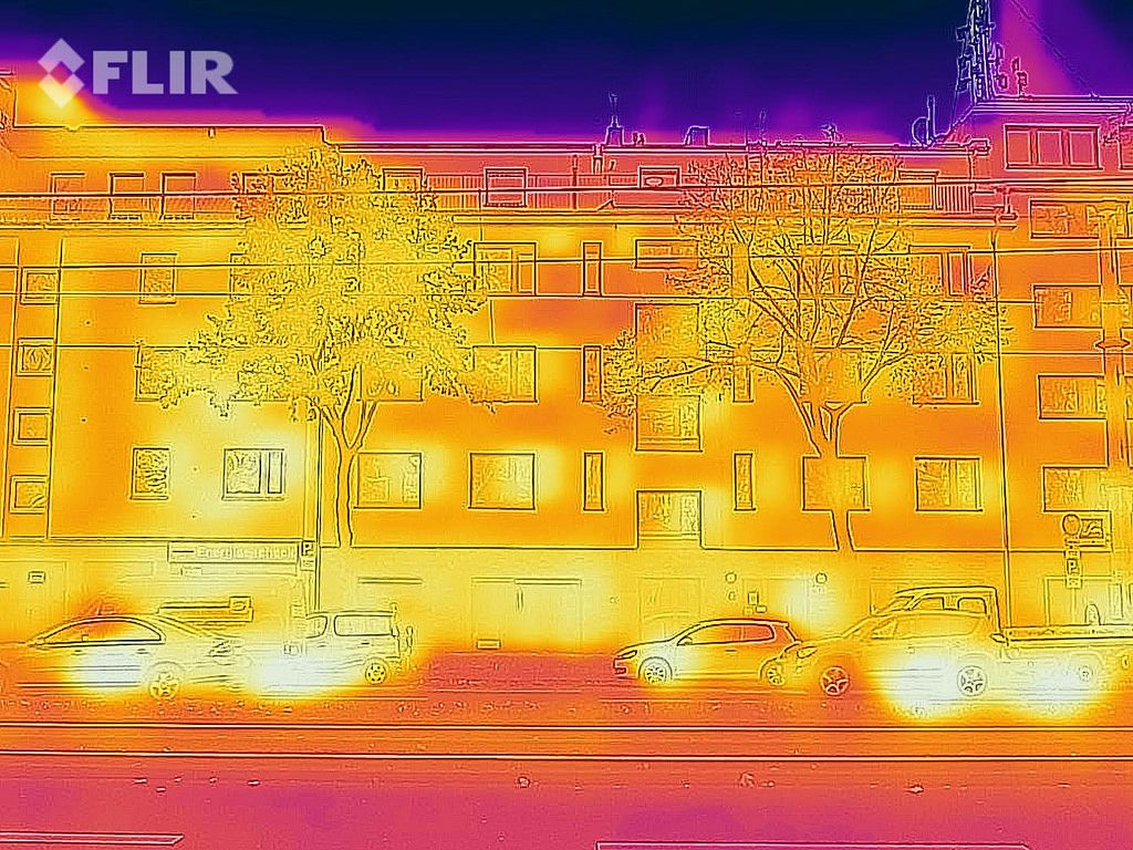 Wärmebild einer Autokolonne und eines Gebäudes im Hintergrund - FLIR Infrarotkamera / iPhone