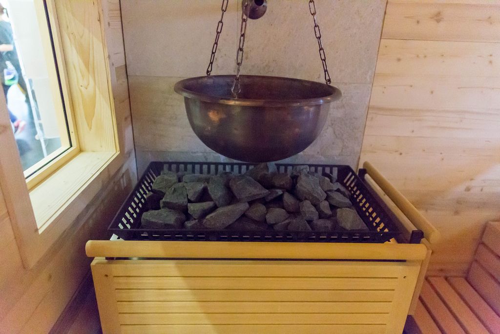 Wassereimer und Herd in einer Sauna - FIBO Köln 2018