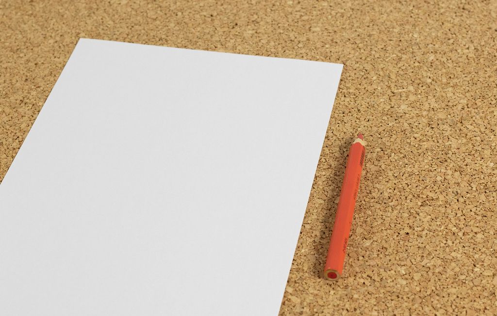 Weißes Blatt Papier mit rotem Bleistift