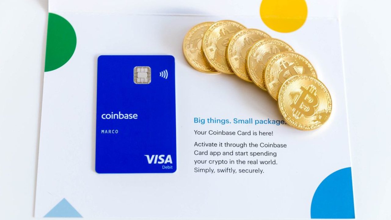Willkommenspaket Coinbase-Karte mit goldenen Bitcoins, mit Kryptowährung  überall einkaufen - Creative Commons Bilder