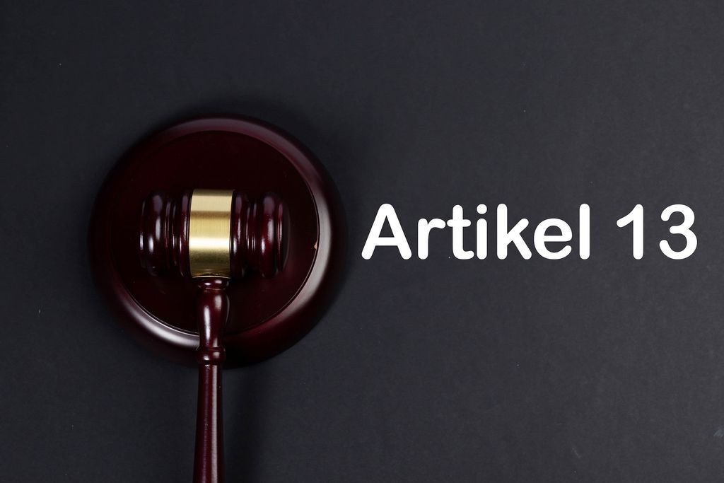 Wooden gavel with Artikel 13 text