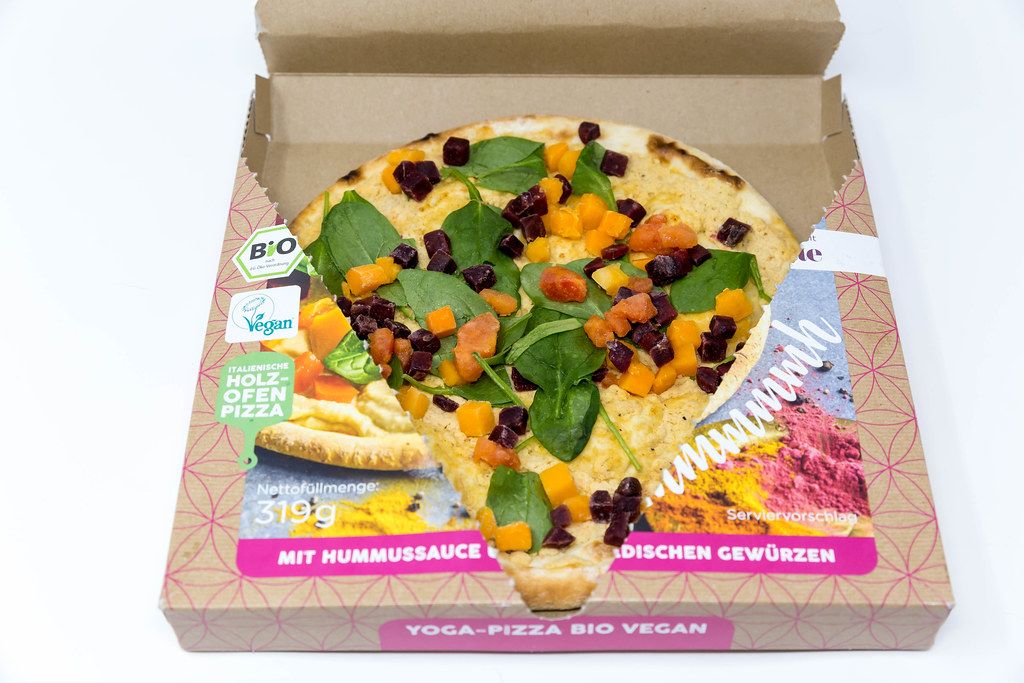 Yoga-Pizza Bio-Vegan von Followfood mit Hummussauce und ayurvedischen Gewürzen von Herbaria. Traditionell im Holzofen in Italien gebacken