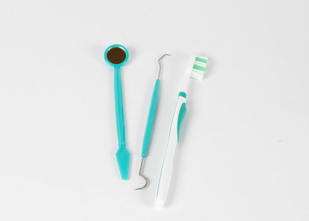 Zahnärztliche Instrumente und Zahnbürste