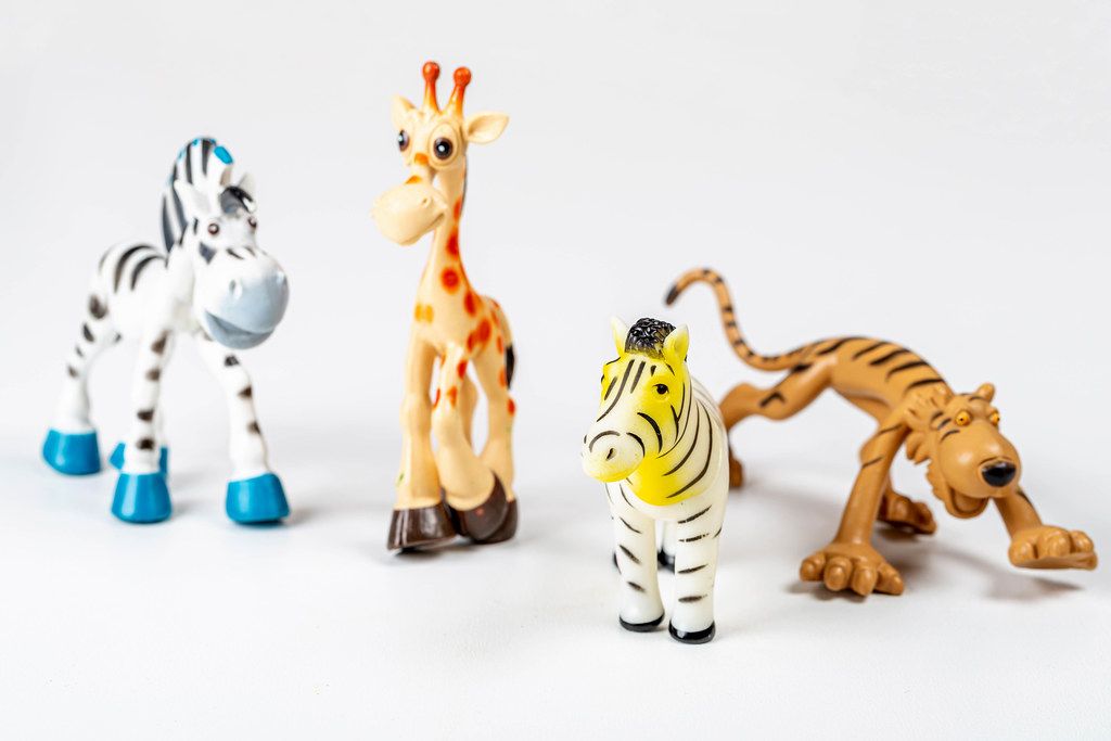 Zebra-, Giraffen- und Tigerspielzeug auf weißem Hintergrund
