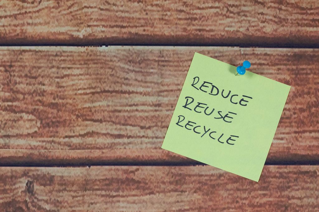 Zettel mit einfacher Botschaft: Reduce, Reuse, Recycle