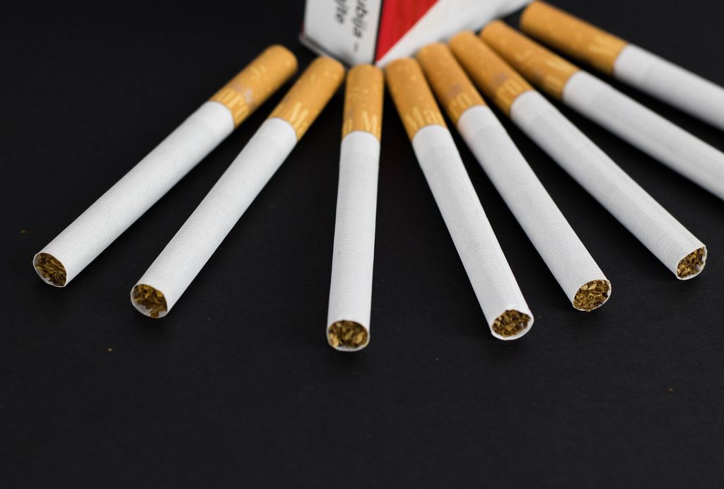 Zigarettenpackung vor schwarzem Hintergrund