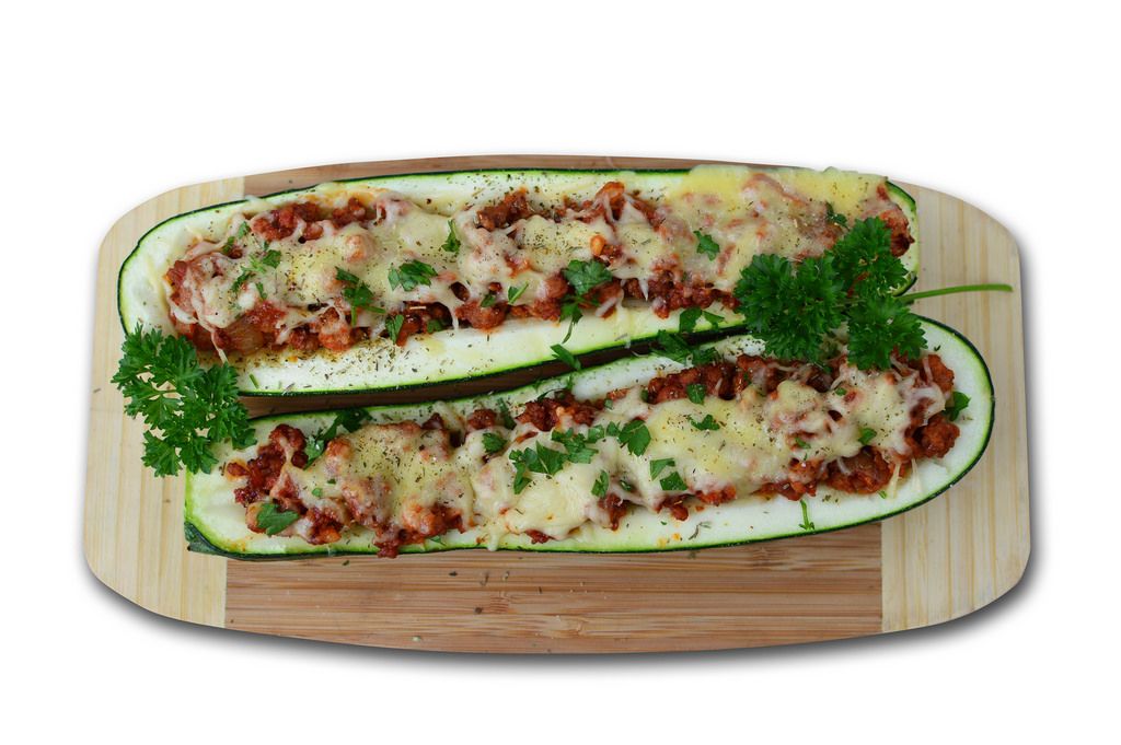 Zucchini mit Truthahn gefüllt mit Käse überbacken in der Aufsicht ...