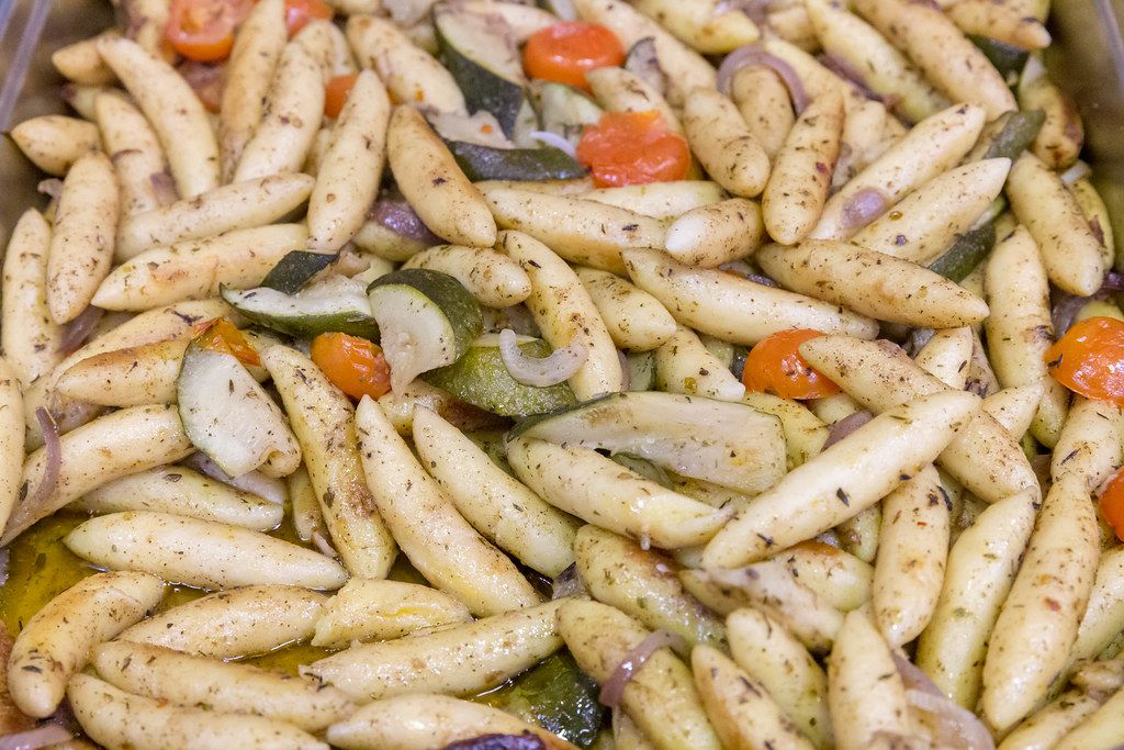 Zucchini-Schupfnudelpfanne mit Gemüse und Zwiebeln im Wärmebehälter am ...